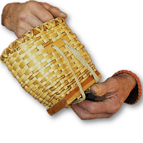 Mittelkleiner, handgeflochtener Buckelkorb aus Haselnuss