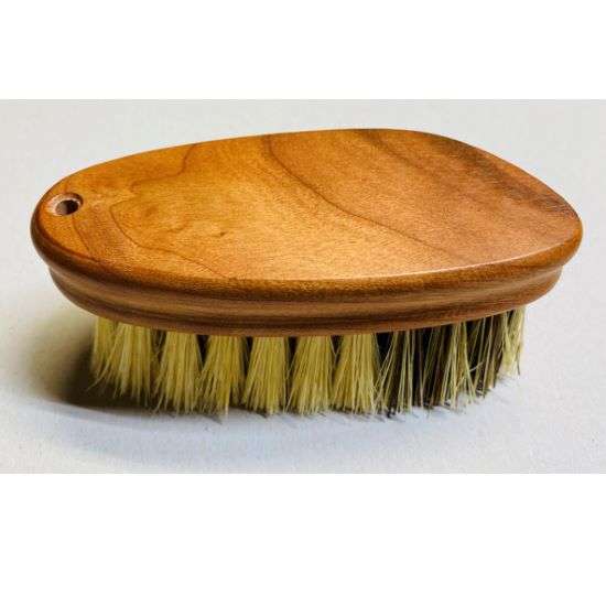 Gemüsebürste, Kirschholz, FIBRE, UNION, Pflanzenfasern, nachhaltig, handgefertigt, Innervillgraten, Osttirol, Gemüsereiniger, ökologisch, Küchenutensil, traditionelles Handwerk, umweltfreundlich, Obstreiniger, natürliche Materialien, regionales Produkt