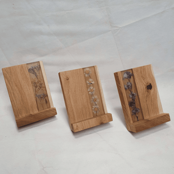 Praktische Handy-Halter mit floralen Akzenten